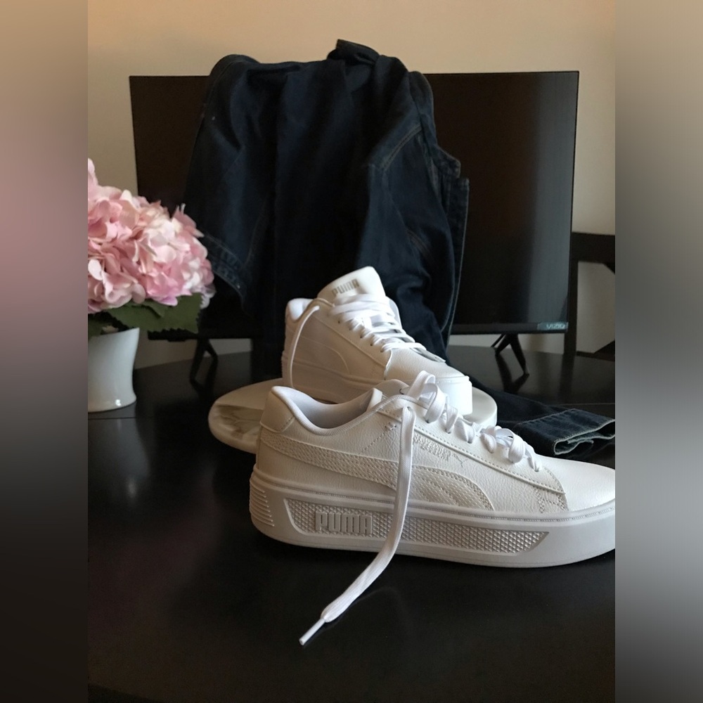 NEW PUMA LEATHER SNEAKERS COLOR WHITE SIZE 9M